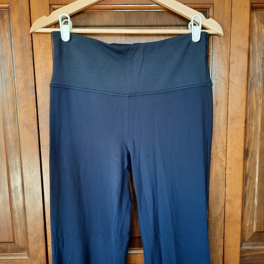 Athleta Studio Flare Pant Powervita Fabric Navy Yoga Activewear Leggings Size M - Picture 3 of 13
